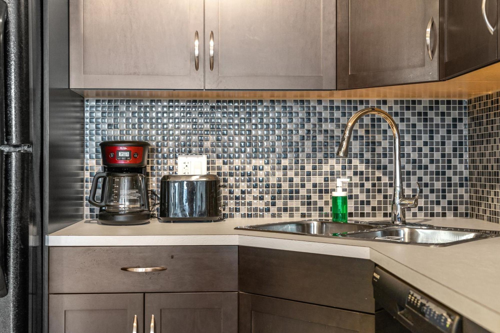 City Centre Retreat - 1Br Condo With Desk 卡加利 外观 照片