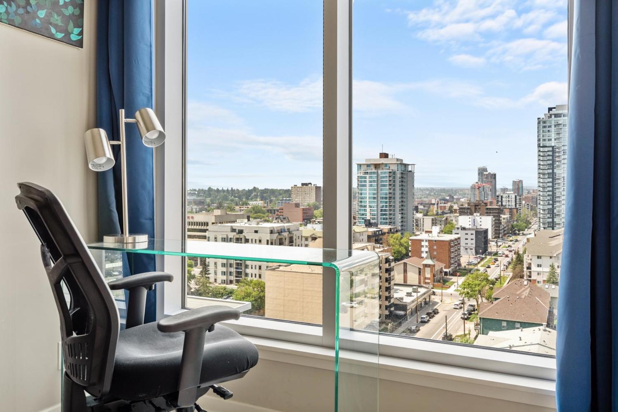 City Centre Retreat - 1Br Condo With Desk 卡加利 外观 照片