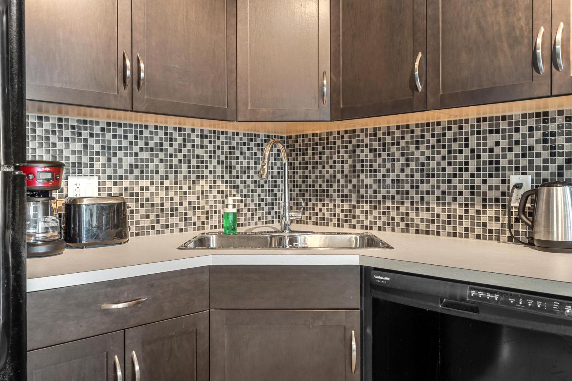 City Centre Retreat - 1Br Condo With Desk 卡加利 外观 照片