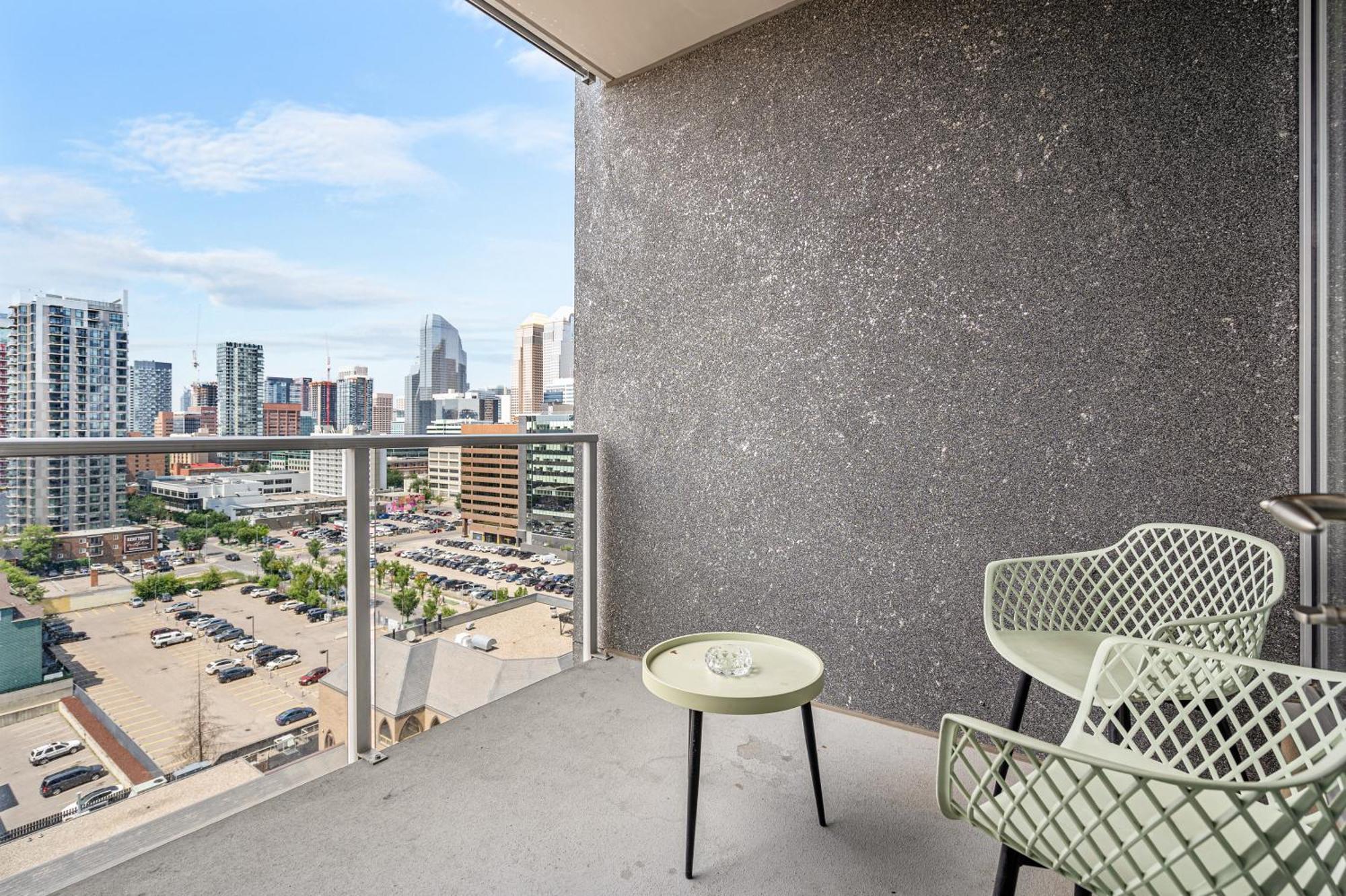 City Centre Retreat - 1Br Condo With Desk 卡加利 外观 照片